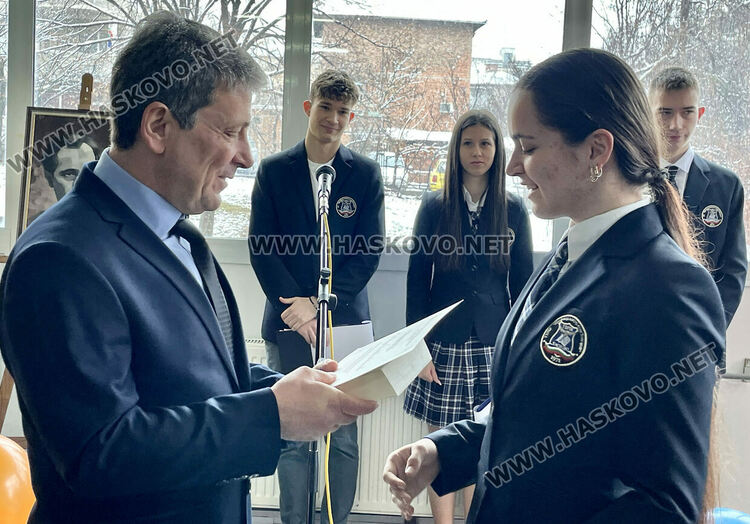 Даяна Добрева е „Ученик на годината“ в Езиковата гимназия, откриха нови спортни площадки