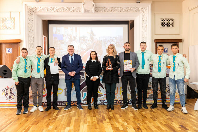 В Двореца на културата бяха връчени наградите на ученическите групи, отличени в XIV Младежкото маскарадно дефиле „Сурвакариада“ 2025
