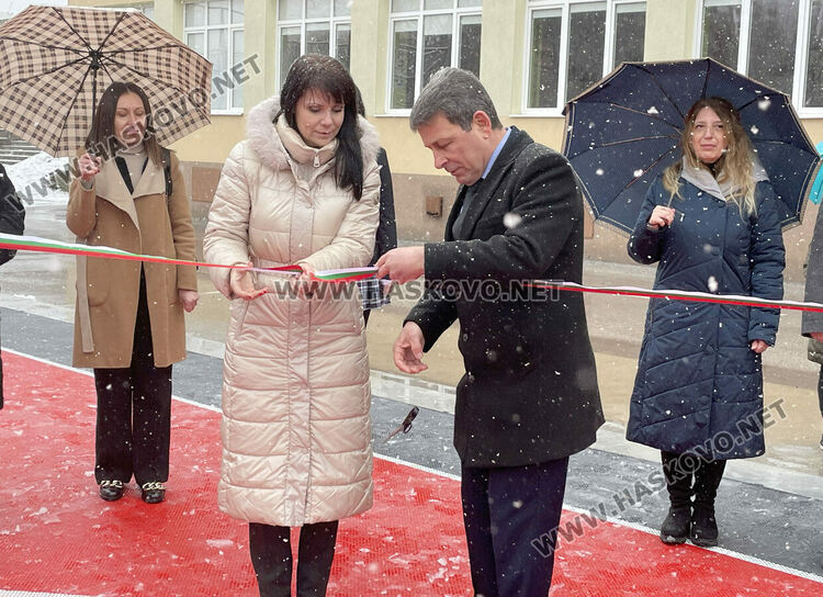 Даяна Добрева е „Ученик на годината“ в Езиковата гимназия, откриха нови спортни площадки