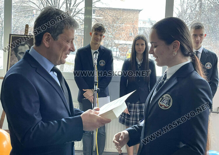 Даяна Добрева е „Ученик на годината“ в Езиковата гимназия, откриха нови спортни площадки