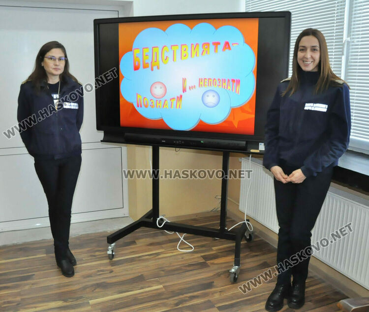 Показаха на ученици как се слага противогаз и как да се пазят при бедствия