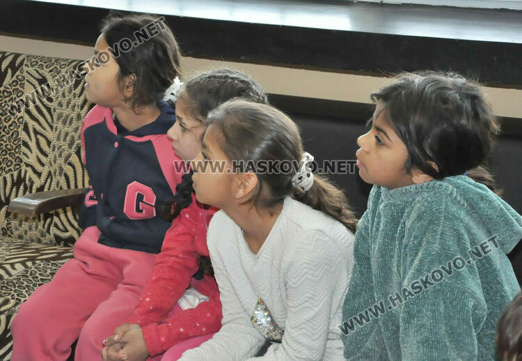 Показаха на ученици как се слага противогаз и как да се пазят при бедствия