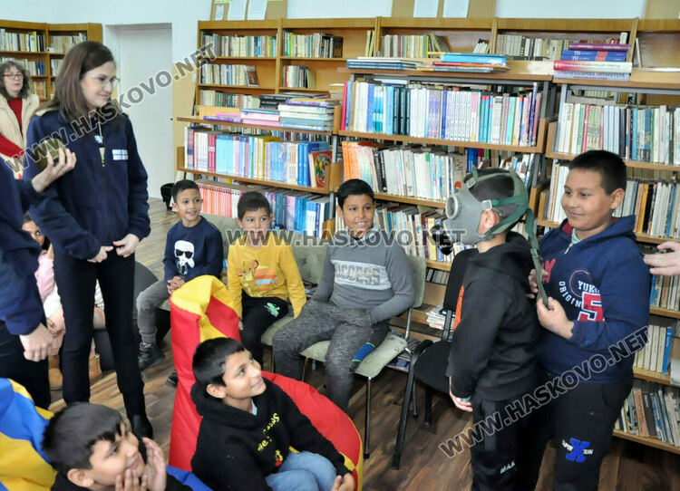 Показаха на ученици как се слага противогаз и как да се пазят при бедствия