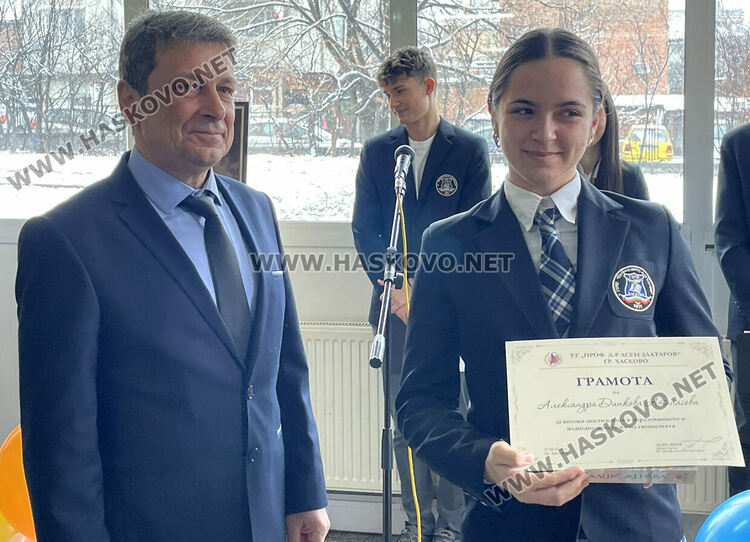Даяна Добрева е „Ученик на годината“ в Езиковата гимназия, откриха нови спортни площадки