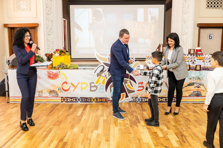 В Двореца на културата бяха връчени наградите на ученическите групи, отличени в XIV Младежкото маскарадно дефиле „Сурвакариада“ 2025