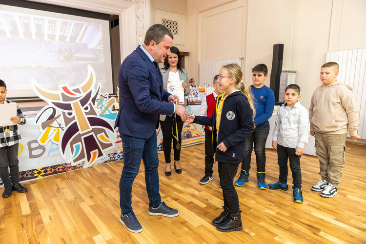 В Двореца на културата бяха връчени наградите на ученическите групи, отличени в XIV Младежкото маскарадно дефиле „Сурвакариада“ 2025