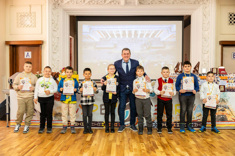 В Двореца на културата бяха връчени наградите на ученическите групи, отличени в XIV Младежкото маскарадно дефиле „Сурвакариада“ 2025