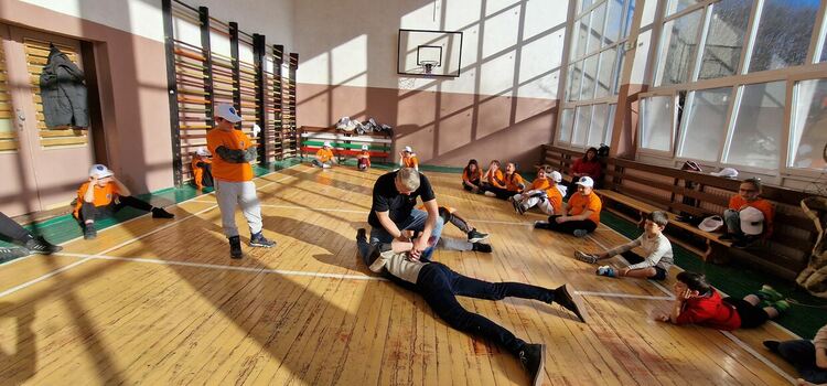 Доброволци от Детско полицейско управление усвоиха техники за самозащита