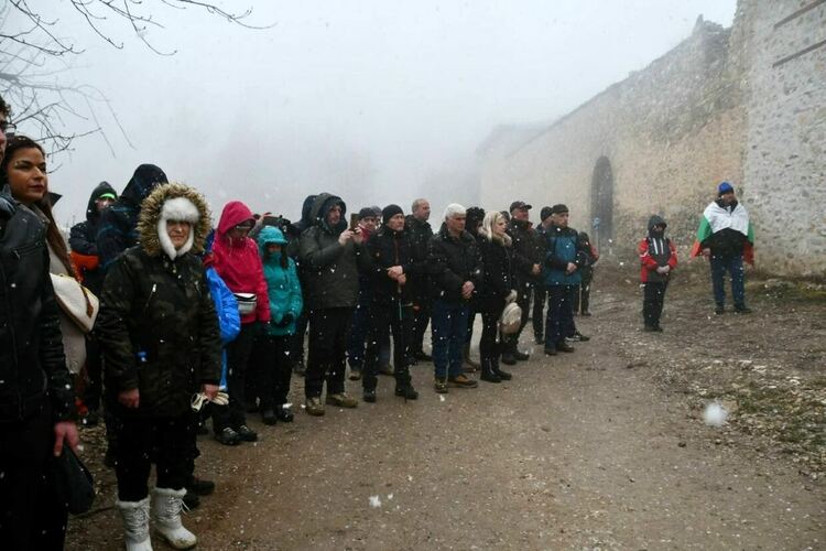 Десетки се стекоха до манастир "Света Петка" в памет на Апостола 