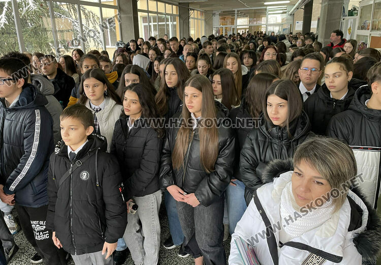 Даяна Добрева е „Ученик на годината“ в Езиковата гимназия, откриха нови спортни площадки