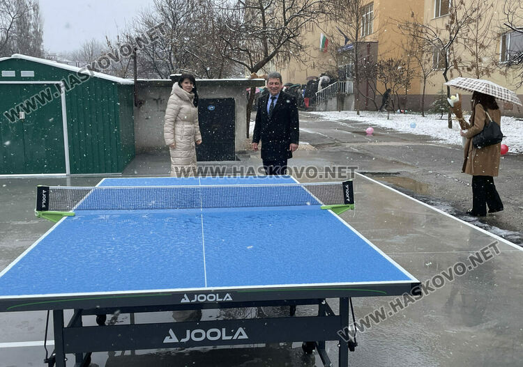 Даяна Добрева е „Ученик на годината“ в Езиковата гимназия, откриха нови спортни площадки