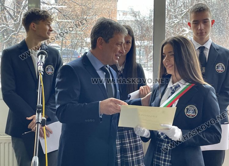 Даяна Добрева е „Ученик на годината“ в Езиковата гимназия, откриха нови спортни площадки