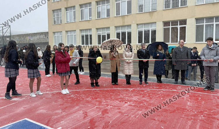 Даяна Добрева е „Ученик на годината“ в Езиковата гимназия, откриха нови спортни площадки