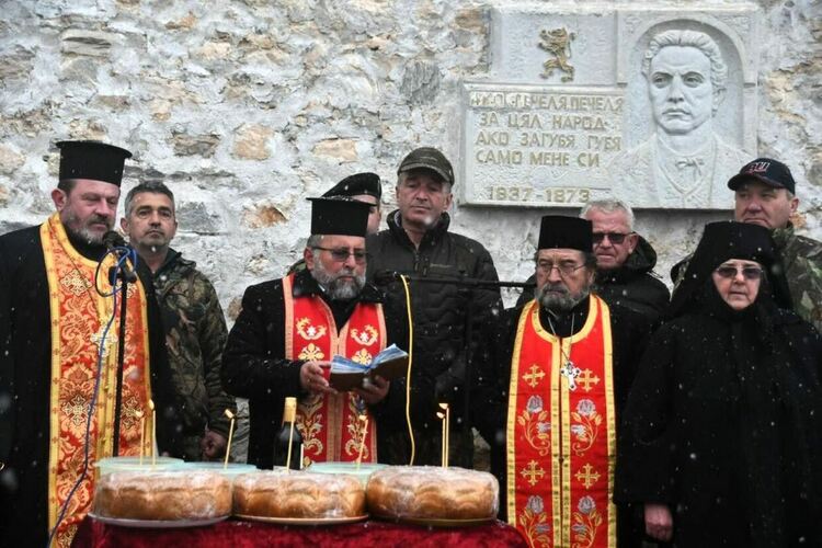 Десетки се стекоха до манастир "Света Петка" в памет на Апостола 