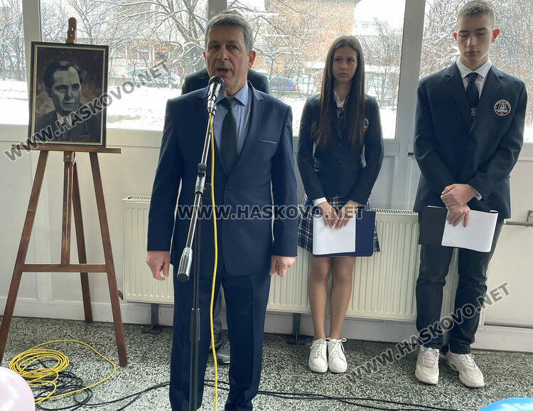 Даяна Добрева е „Ученик на годината“ в Езиковата гимназия, откриха нови спортни площадки