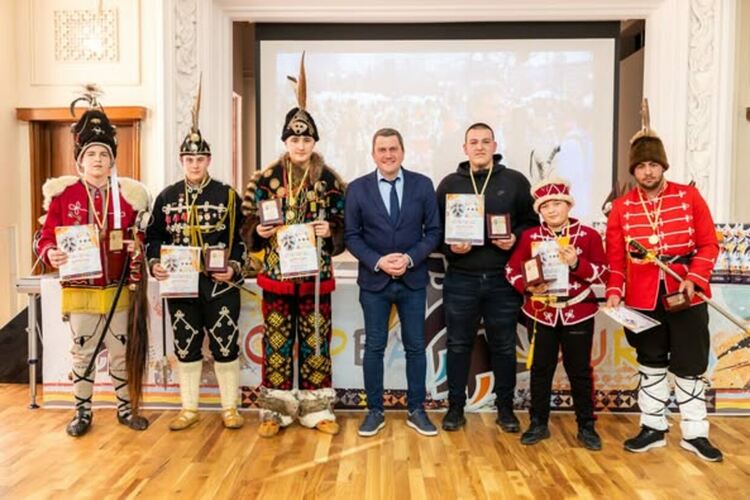 В Двореца на културата бяха връчени наградите на ученическите групи, отличени в XIV Младежкото маскарадно дефиле „Сурвакариада“ 2025