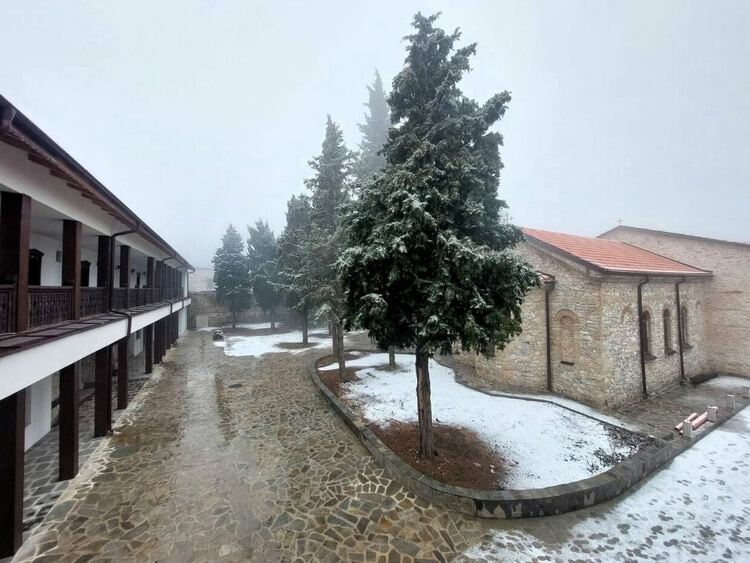 Десетки се стекоха до манастир "Света Петка" в памет на Апостола 