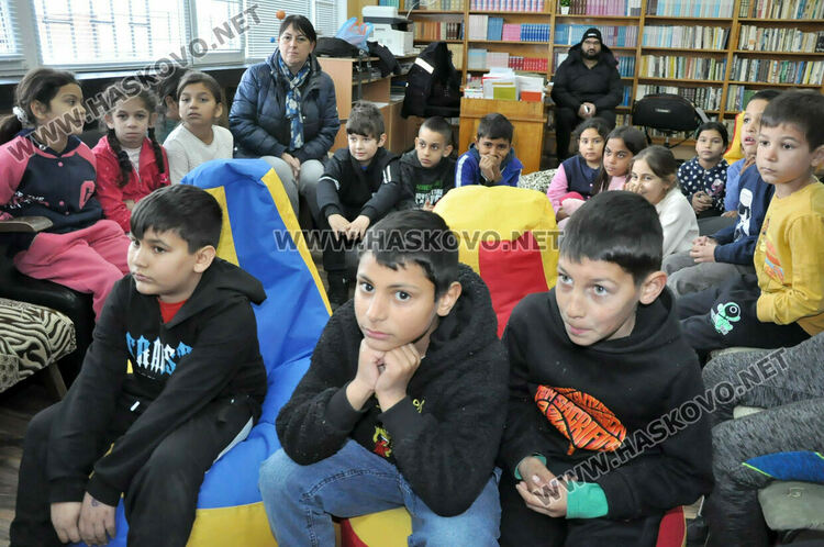 Показаха на ученици как се слага противогаз и как да се пазят при бедствия