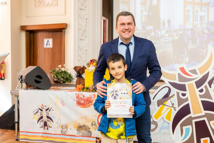 В Двореца на културата бяха връчени наградите на ученическите групи, отличени в XIV Младежкото маскарадно дефиле „Сурвакариада“ 2025