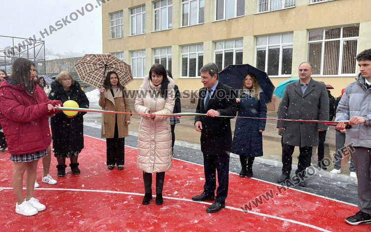 Даяна Добрева е „Ученик на годината“ в Езиковата гимназия, откриха нови спортни площадки