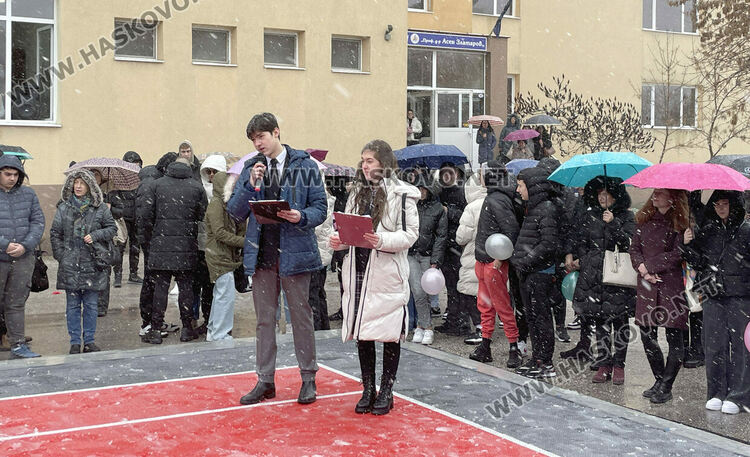 Даяна Добрева е „Ученик на годината“ в Езиковата гимназия, откриха нови спортни площадки