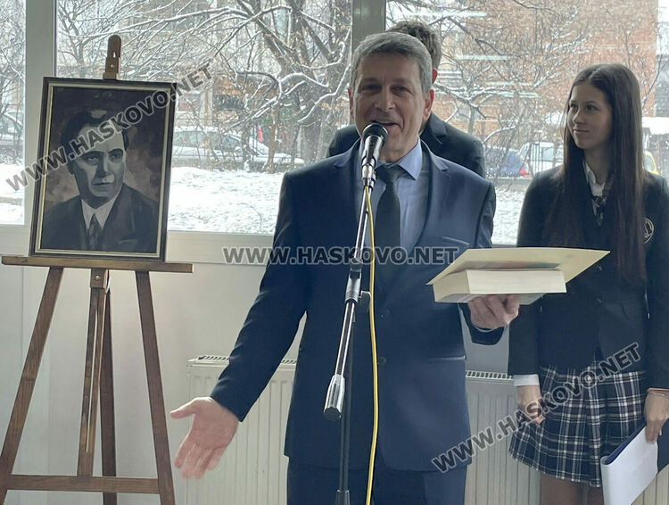 Даяна Добрева е „Ученик на годината“ в Езиковата гимназия, откриха нови спортни площадки