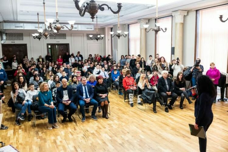 В Двореца на културата бяха връчени наградите на ученическите групи, отличени в XIV Младежкото маскарадно дефиле „Сурвакариада“ 2025