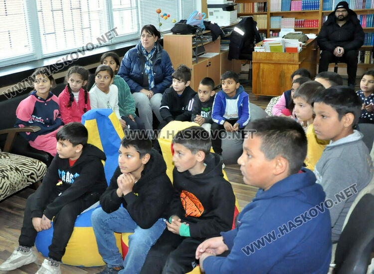 Показаха на ученици как се слага противогаз и как да се пазят при бедствия