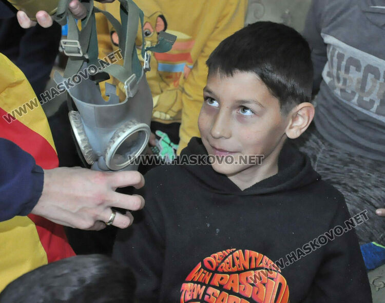 Показаха на ученици как се слага противогаз и как да се пазят при бедствия