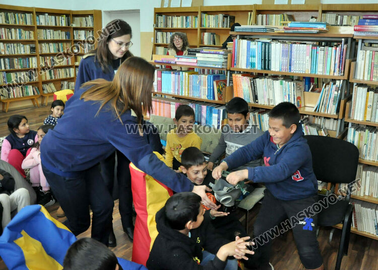 Показаха на ученици как се слага противогаз и как да се пазят при бедствия