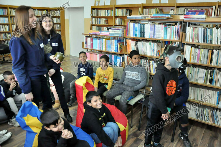 Показаха на ученици как се слага противогаз и как да се пазят при бедствия