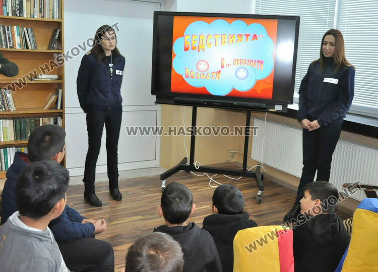 Показаха на ученици как се слага противогаз и как да се пазят при бедствия