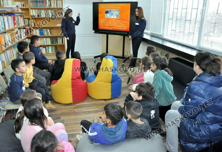 Показаха на ученици как се слага противогаз и как да се пазят при бедствия