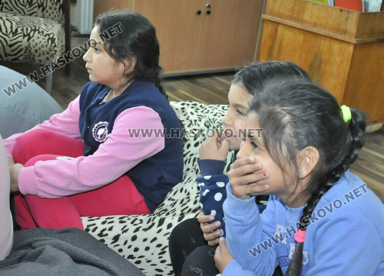 Показаха на ученици как се слага противогаз и как да се пазят при бедствия