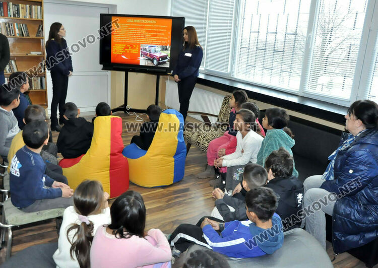 Показаха на ученици как се слага противогаз и как да се пазят при бедствия