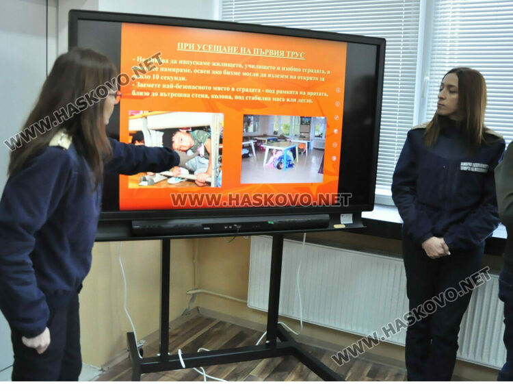 Показаха на ученици как се слага противогаз и как да се пазят при бедствия