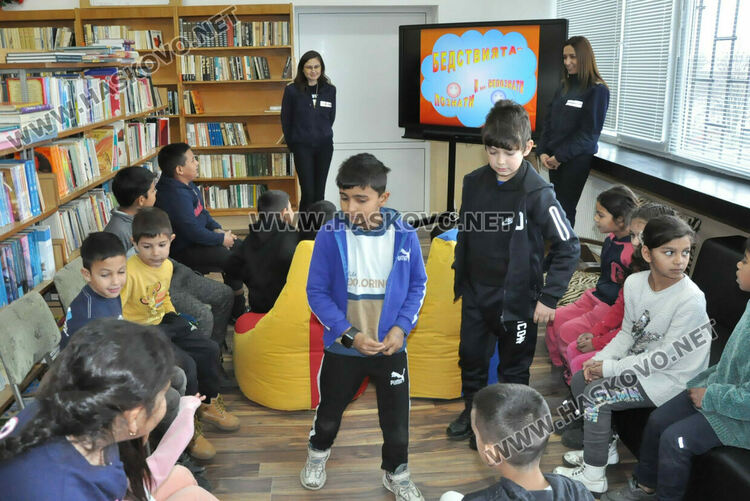 Показаха на ученици как се слага противогаз и как да се пазят при бедствия