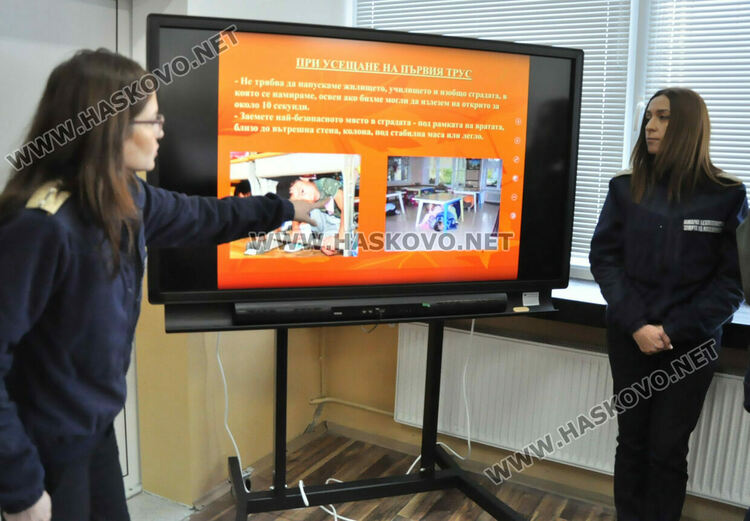 Показаха на ученици как се слага противогаз и как да се пазят при бедствия