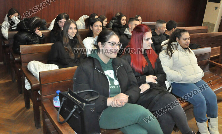 Ученици от ФСГ се запознаха с професиите съдия, прокурор и следовател