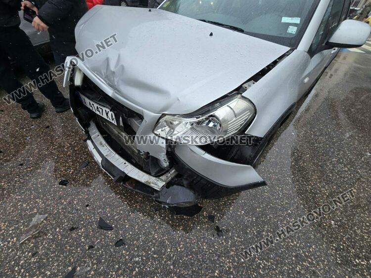 Хонда и Фиат се разбиха на кръстовище до Първа поликлиника