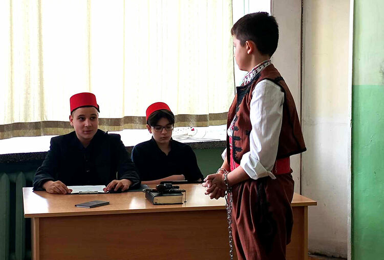 Деца влязоха в ролята на Апостола и заптиетата