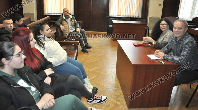 Ученици от ФСГ се запознаха с професиите съдия, прокурор и следовател