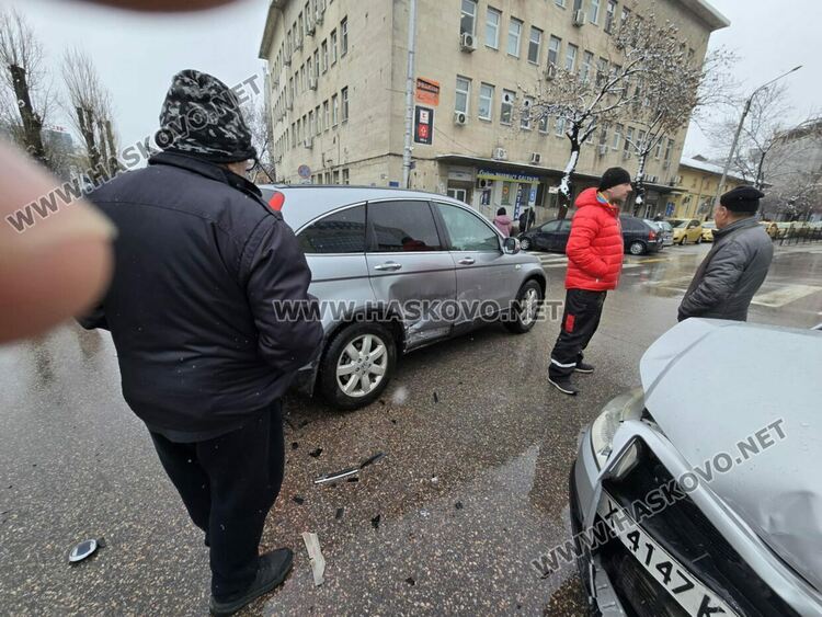 Хонда и Фиат се разбиха на кръстовище до Първа поликлиника
