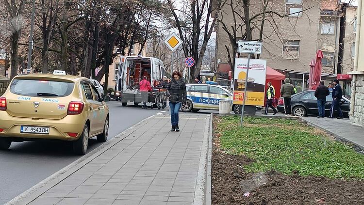 Хасковлия блъсна на заден ход възрастна жена в центъра на Кърджали, тя се отърва с лека контузия /снимки/
