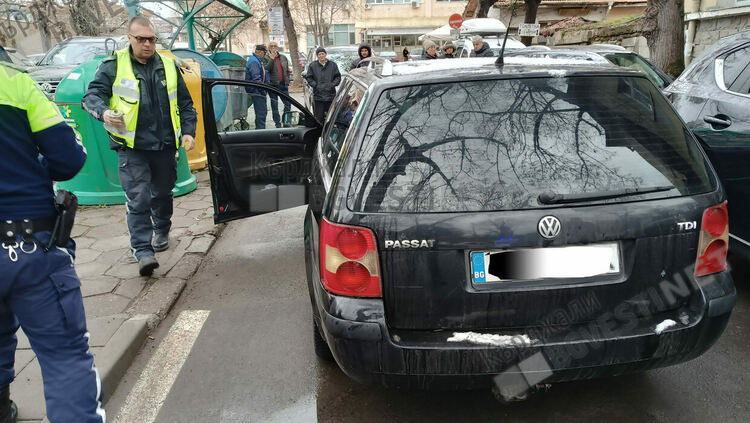 Хасковлия блъсна на заден ход възрастна жена в центъра на Кърджали, тя се отърва с лека контузия /снимки/