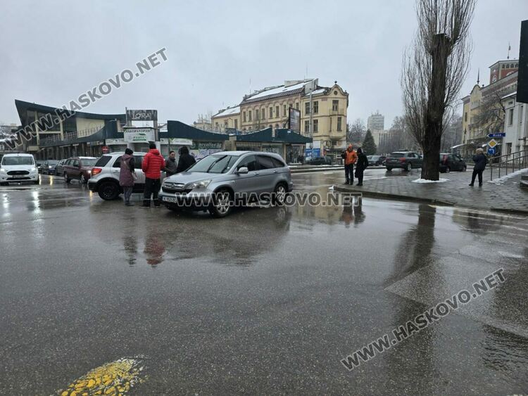 Хонда и Фиат се разбиха на кръстовище до Първа поликлиника