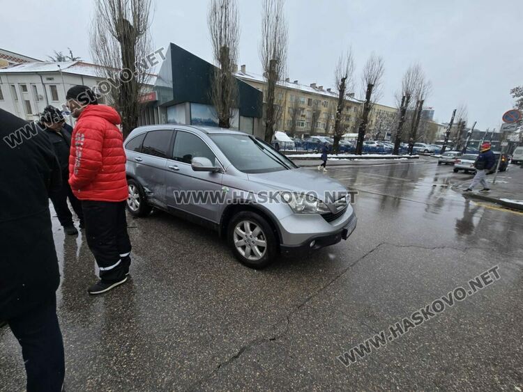 Хонда и Фиат се разбиха на кръстовище до Първа поликлиника