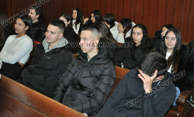 Ученици от ФСГ се запознаха с професиите съдия, прокурор и следовател