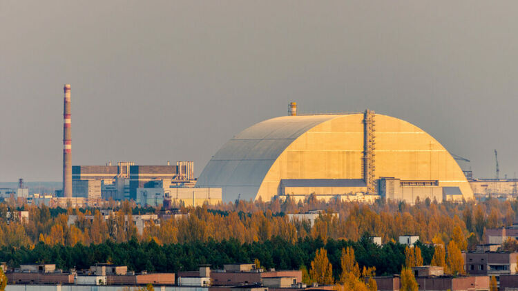 Разглобяват защитния саркофаг на АЕЦ „Чернобил“, покривът продължава да гори