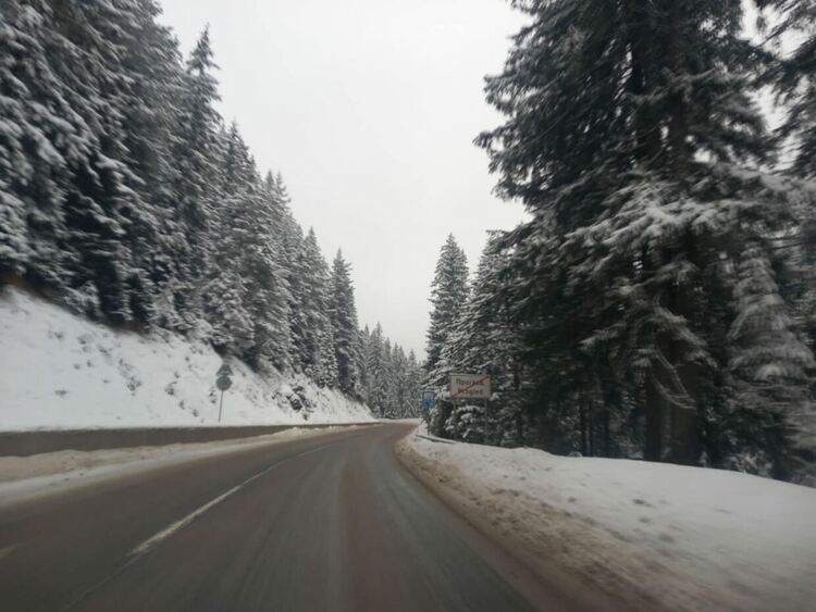 Зимата се завърна в Смолянско, въведени са редица ограничения за товарни автомобили